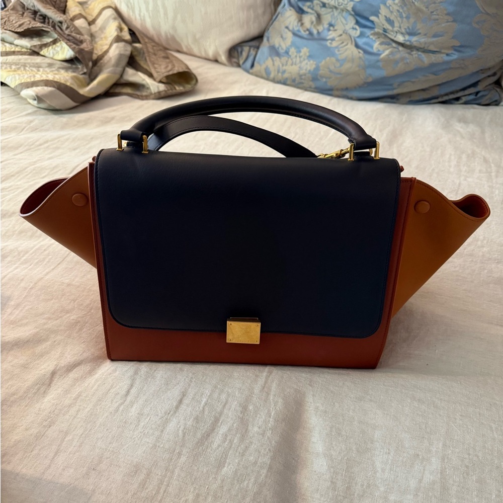 Elegant Two-Tone Leather Handbag